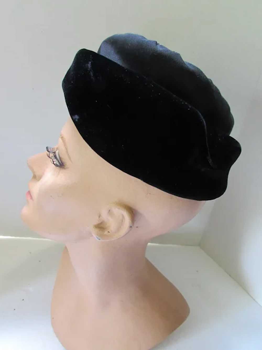 Mid-Century Black Velvet & Ribbon Toque Hat Cheni… - image 5