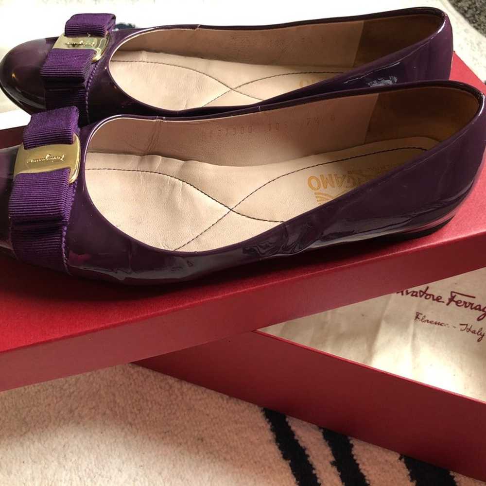 Salvatore Ferragamo Varina Patent Bow Fl - image 2