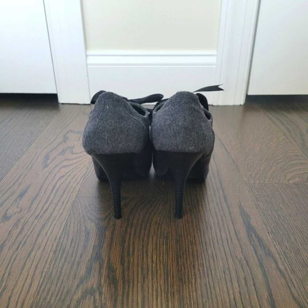 Camila Grey Wool Peep-Toe Lace-Up Shootie Sz 9M G… - image 6