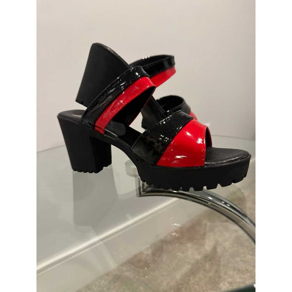 Red and Black Open Toe Chunk Heel Shoes Size 6 - image 3