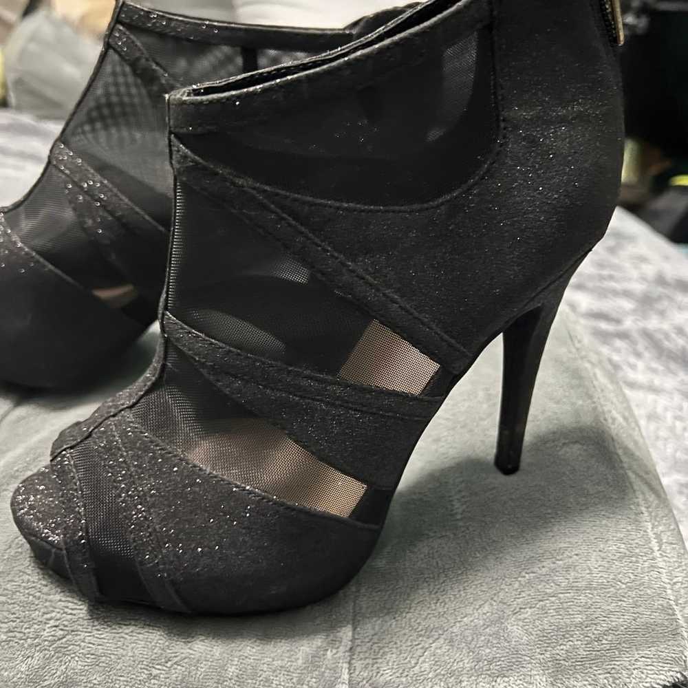 GUESS~NWOT~Women’s Black Leather Glittery Heels S… - image 2