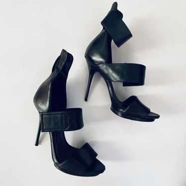 Report Signature Black Stilettos