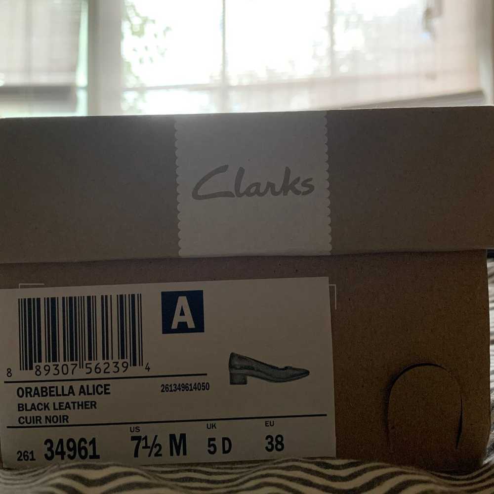 Clarks black leather heel - image 3