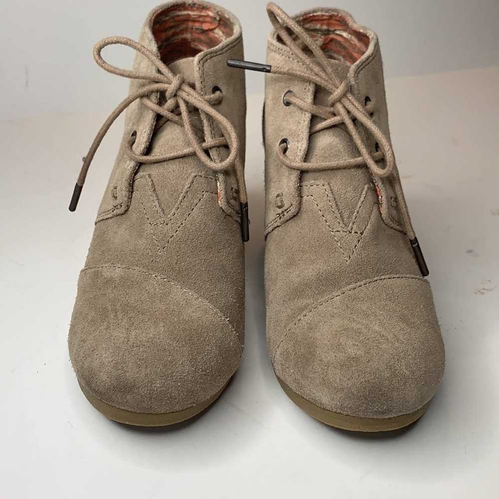 Toms Dessert taupe suede wedge booties - image 4