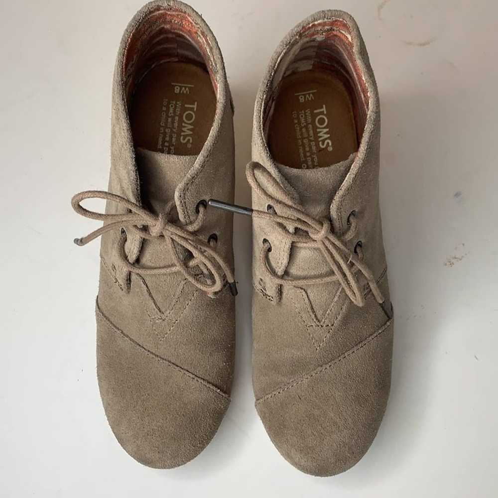 Toms Dessert taupe suede wedge booties - image 5