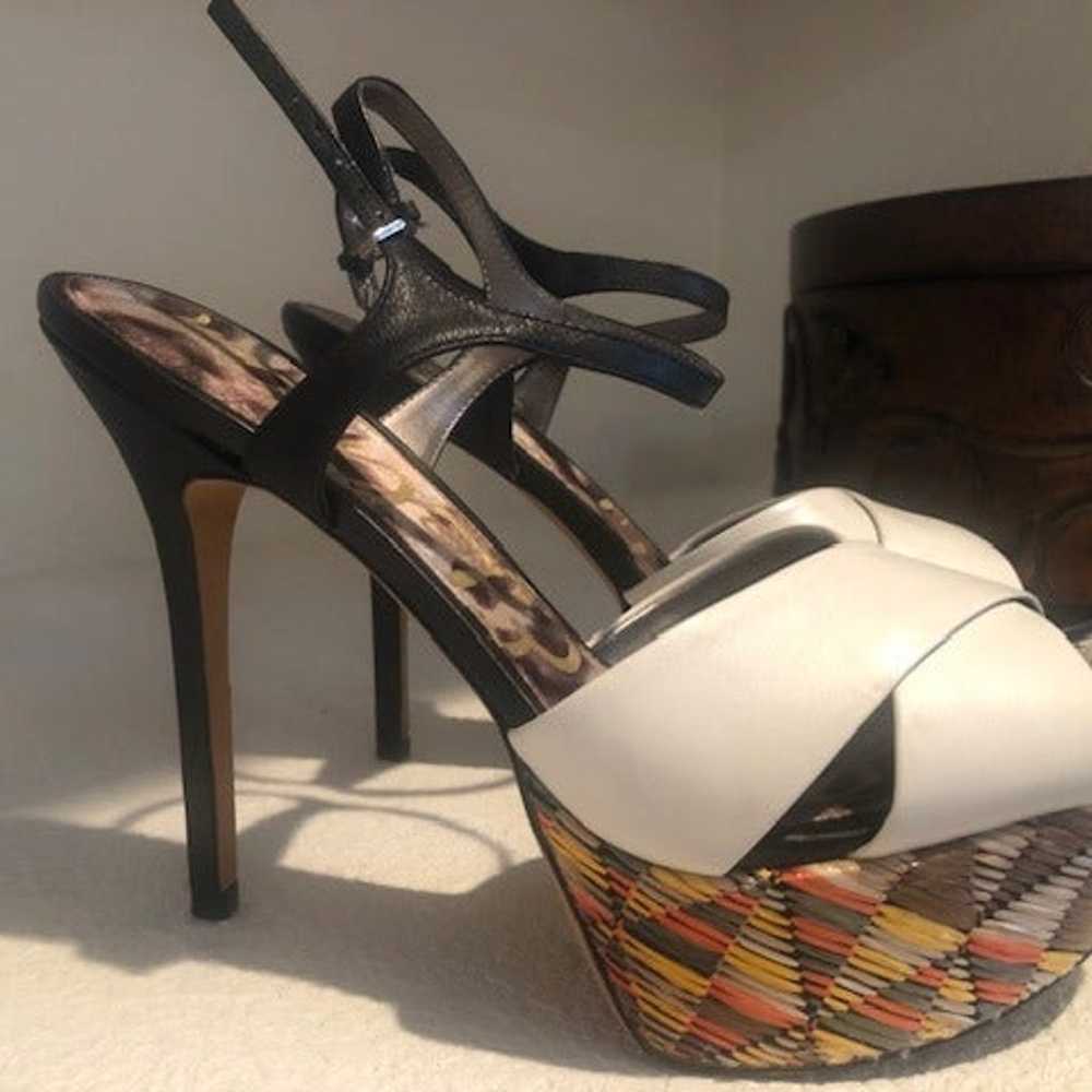 Crisscross leather textured heels - image 1
