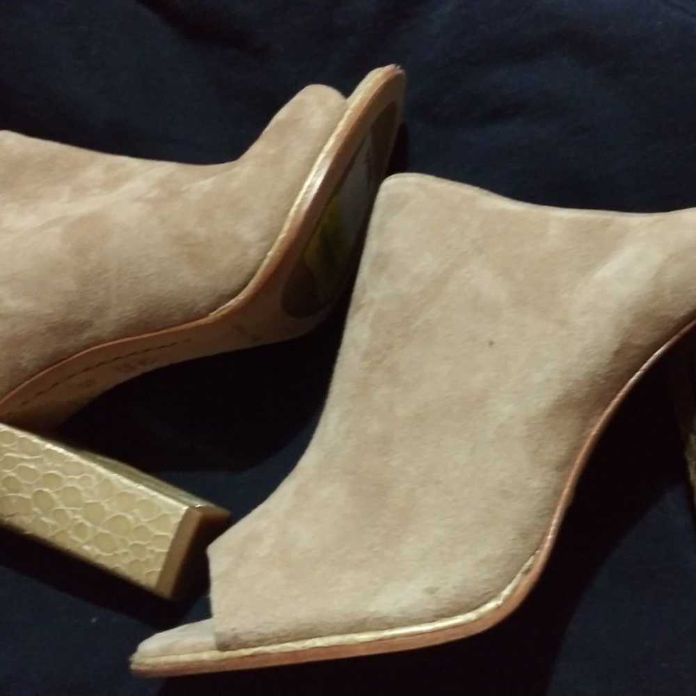 DONALD J. PLINER LADIE'S  BEIGE SUEDE SH - image 2