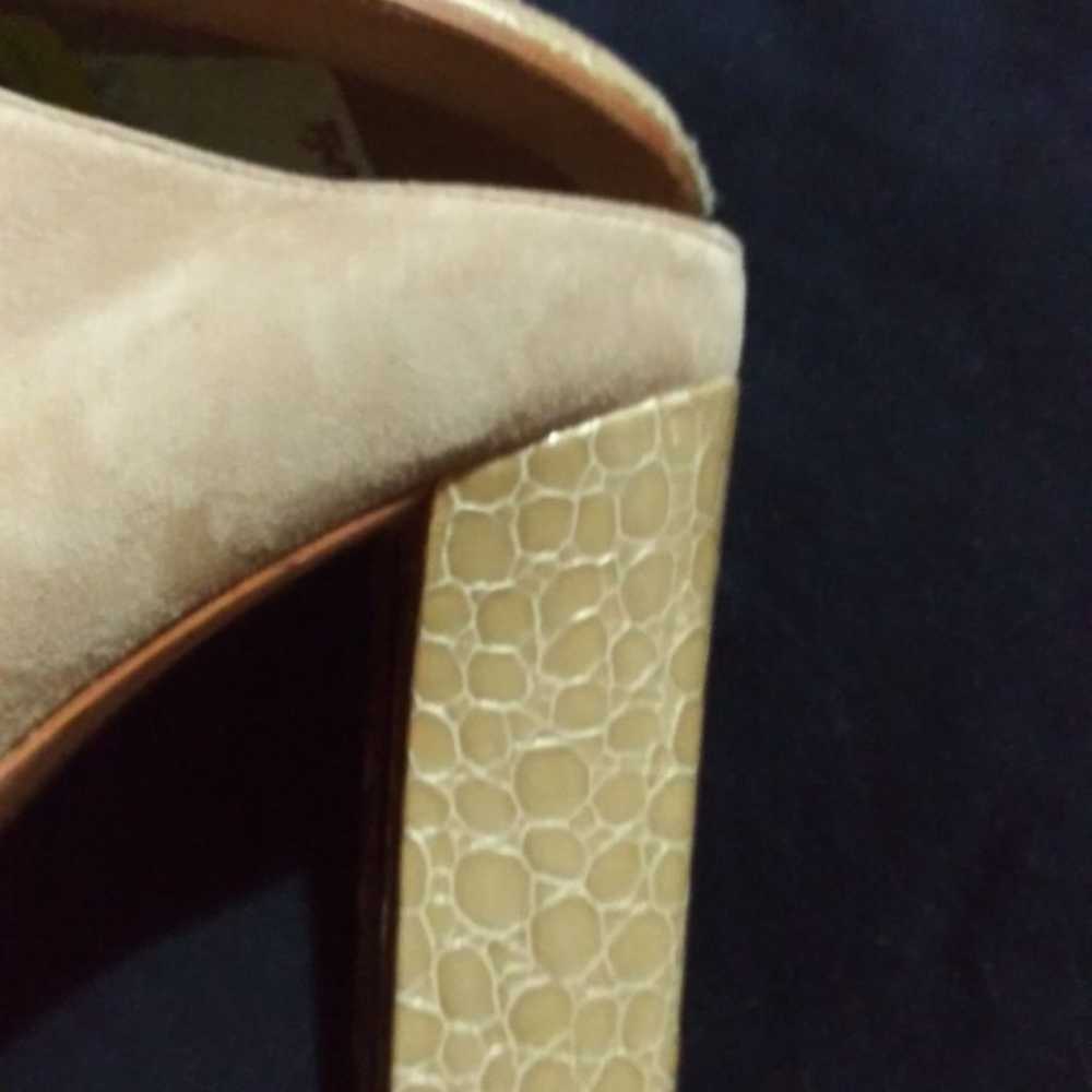 DONALD J. PLINER LADIE'S  BEIGE SUEDE SH - image 4