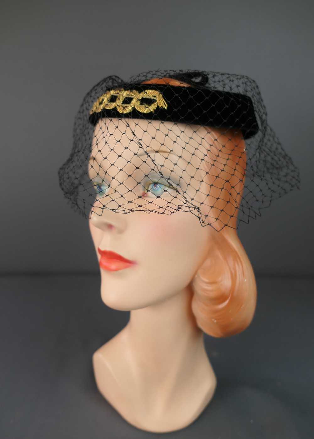 Vintage Black Velvet Ring Hat with Veil & Gold Tr… - image 5