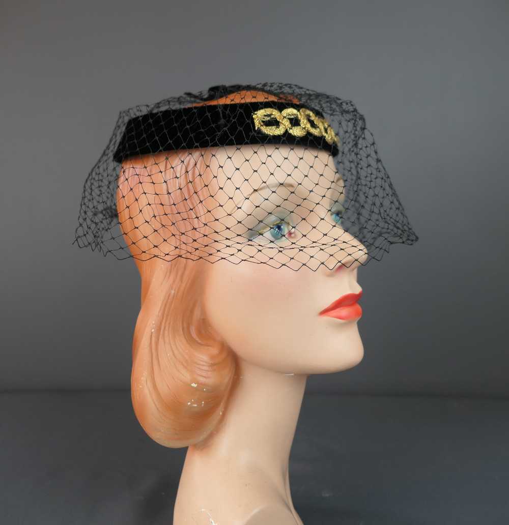 Vintage Black Velvet Ring Hat with Veil & Gold Tr… - image 6