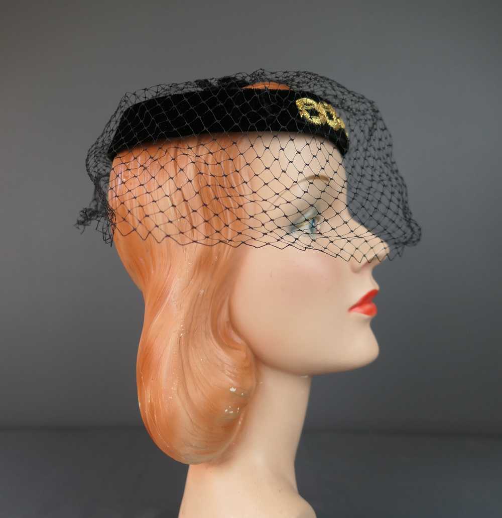 Vintage Black Velvet Ring Hat with Veil & Gold Tr… - image 7