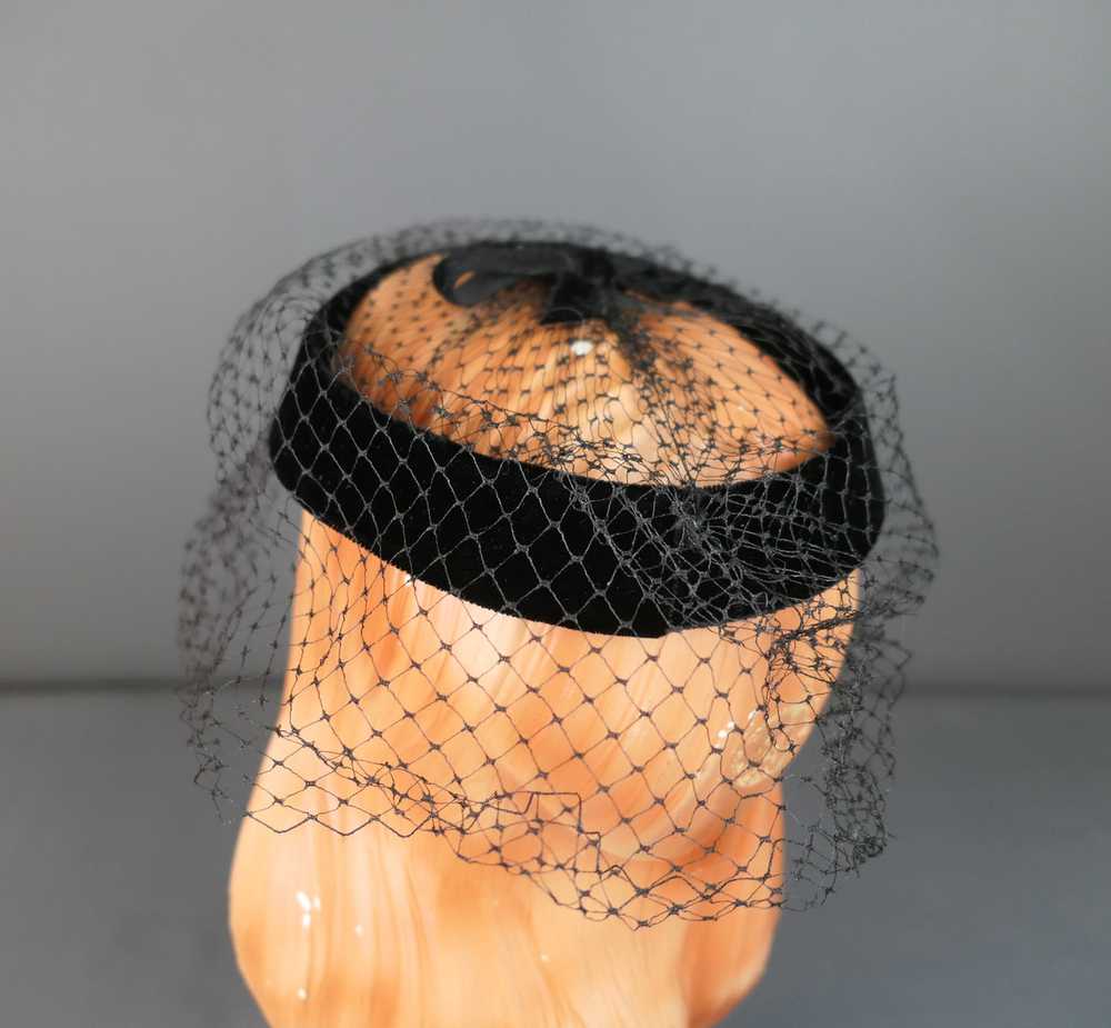 Vintage Black Velvet Ring Hat with Veil & Gold Tr… - image 8