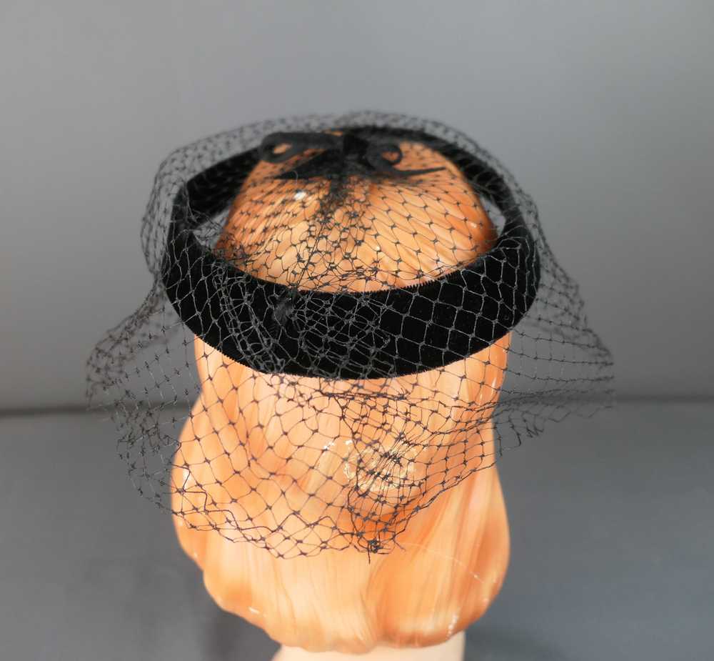 Vintage Black Velvet Ring Hat with Veil & Gold Tr… - image 9