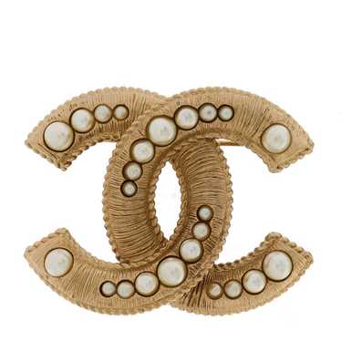 CHANEL Pearl CC Brooch Gold - image 1