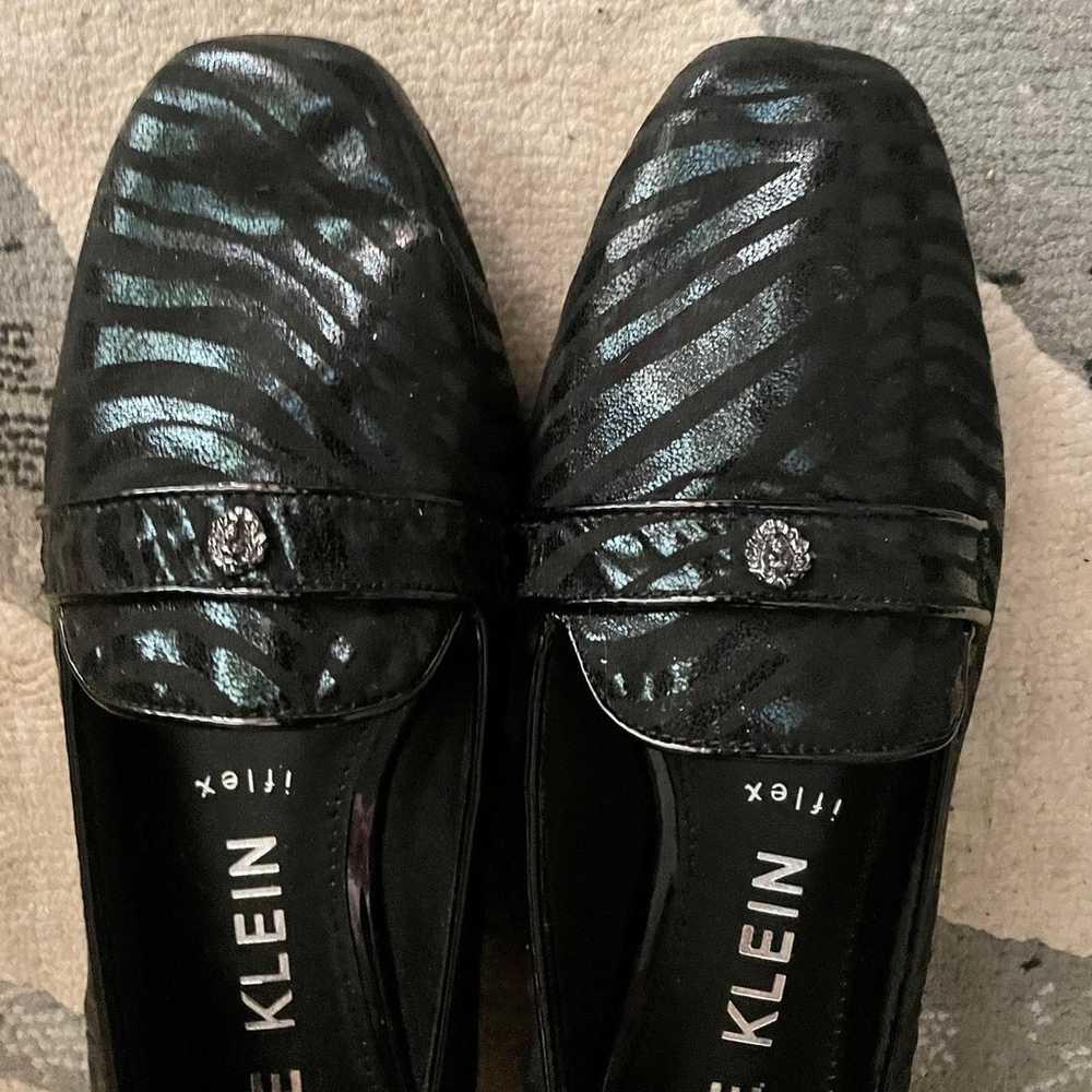 ANNE KLEIN BLACK SWIRL DESIGN LOAFERS - image 2