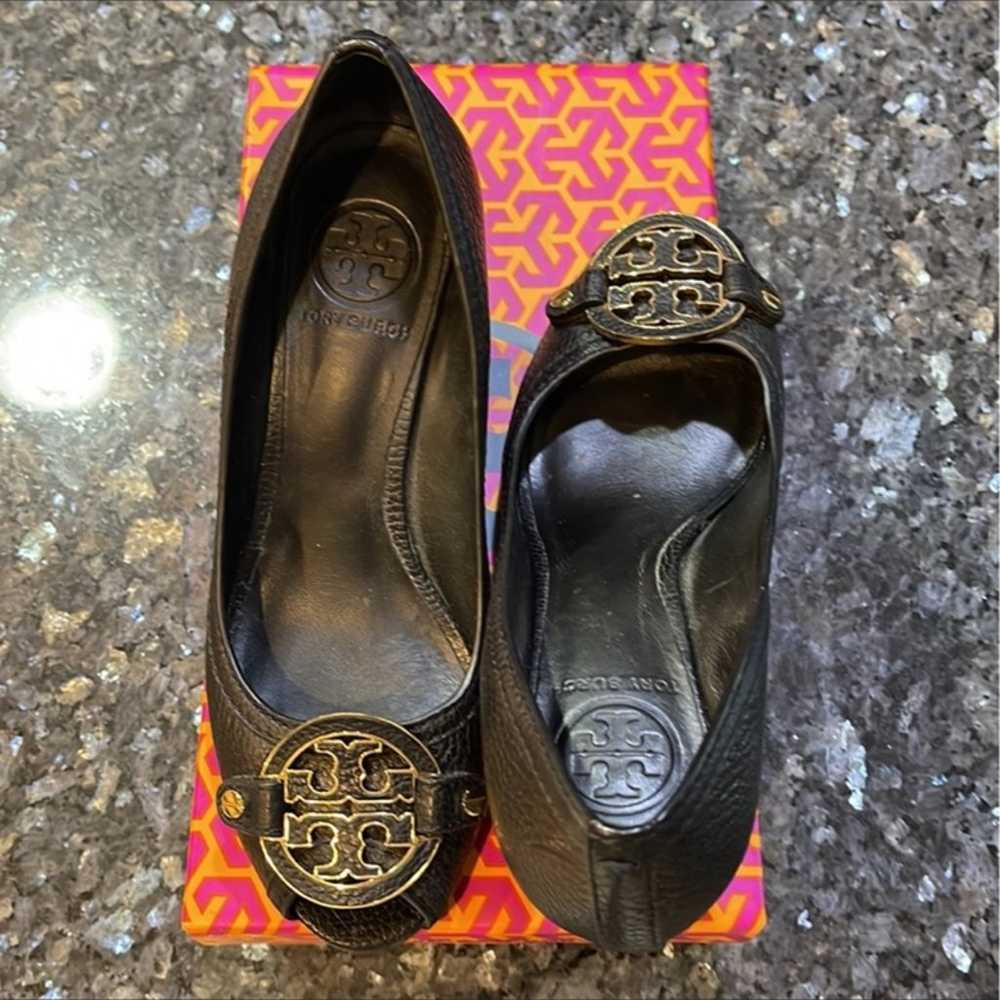 Tory Burch Amanda 65mm Open Toe Wedge, Size 7 Bla… - image 1