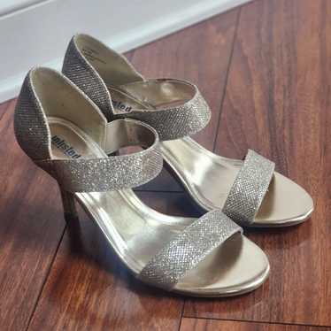 NWOT UNLISTED Gold heels