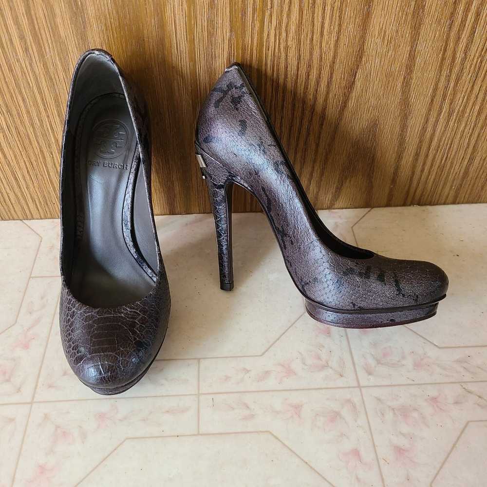 Tory Burch Amazon Jude Pumps Size 6M - EUC - image 3