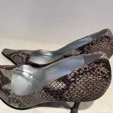 Max de Carlo natural snakeskin 3” high heels NWOT 