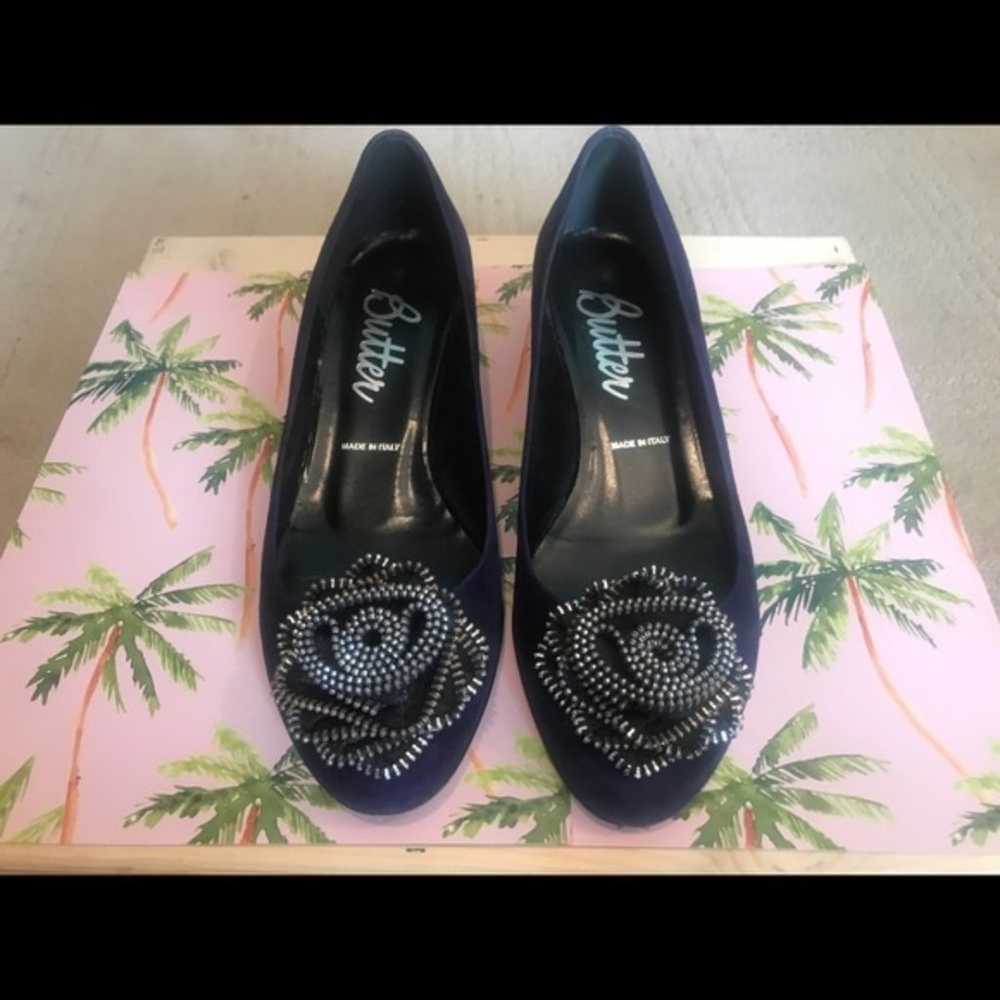 BUTTER SONYA NAVY SUEDE PUMPS ZIPPER ROSETTE 7M - image 2