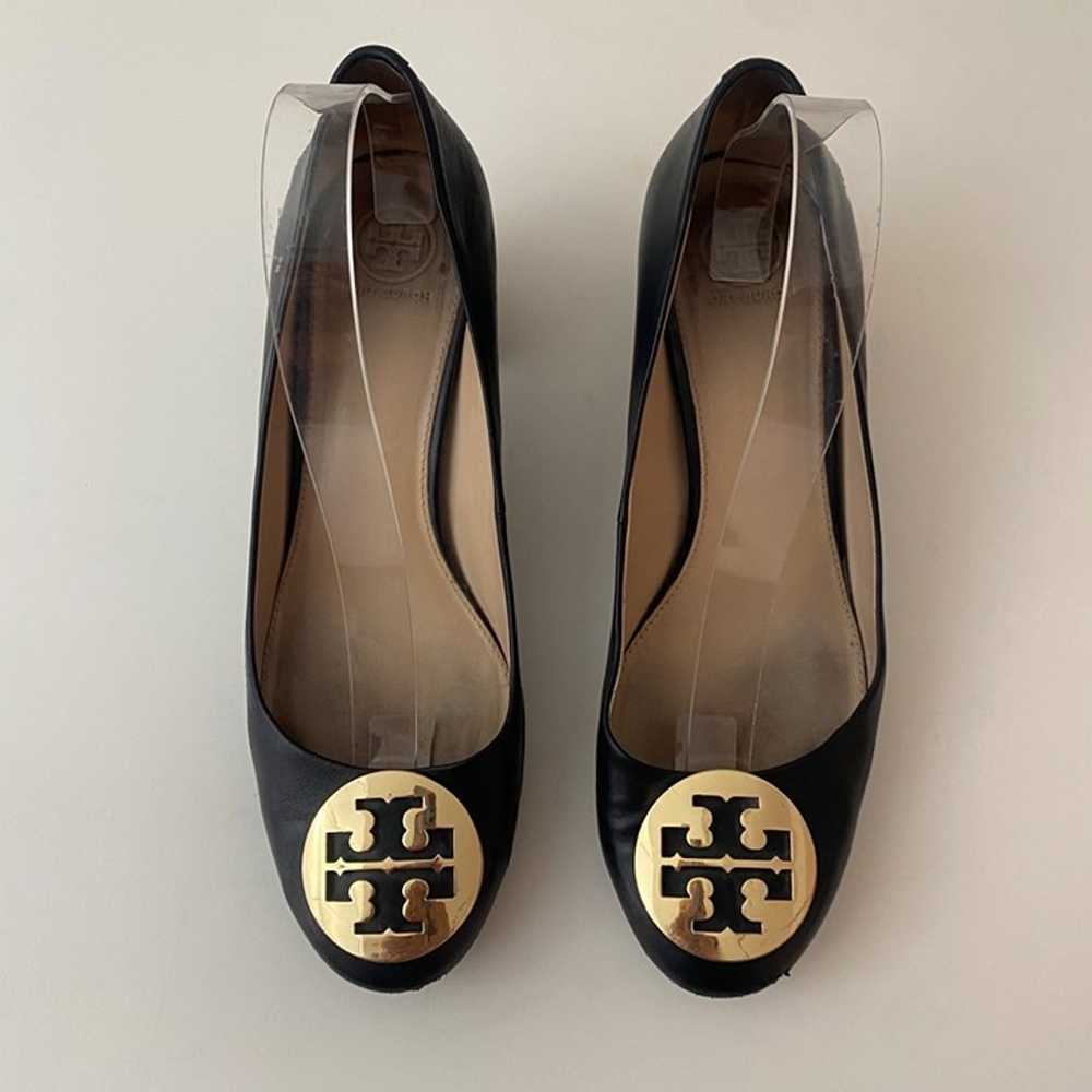 Tory Burch Black Gold Logo Pumps Heels Shoes - image 2