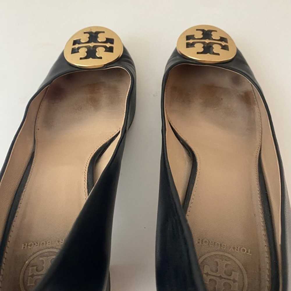 Tory Burch Black Gold Logo Pumps Heels Shoes - image 6