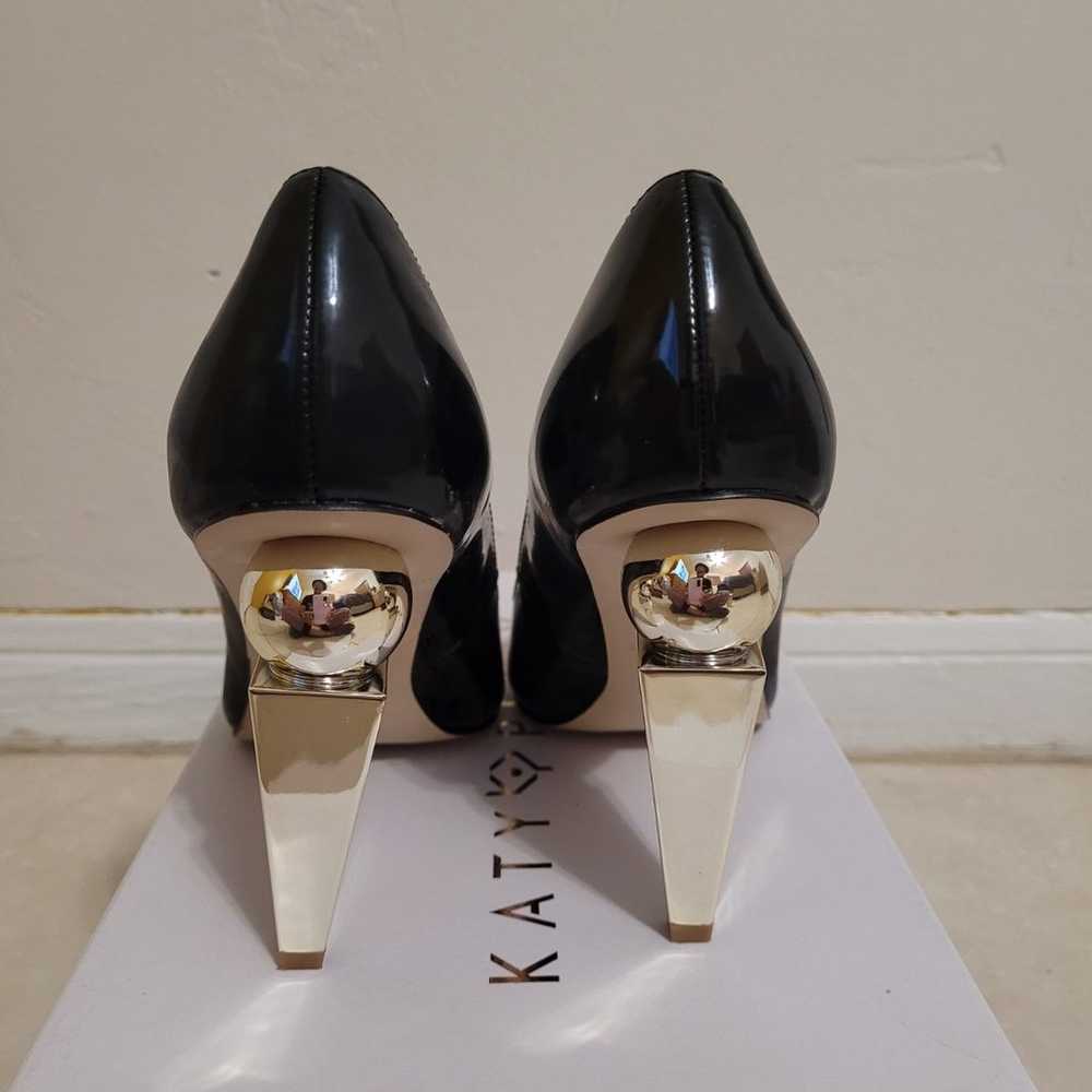 black pumps - image 6