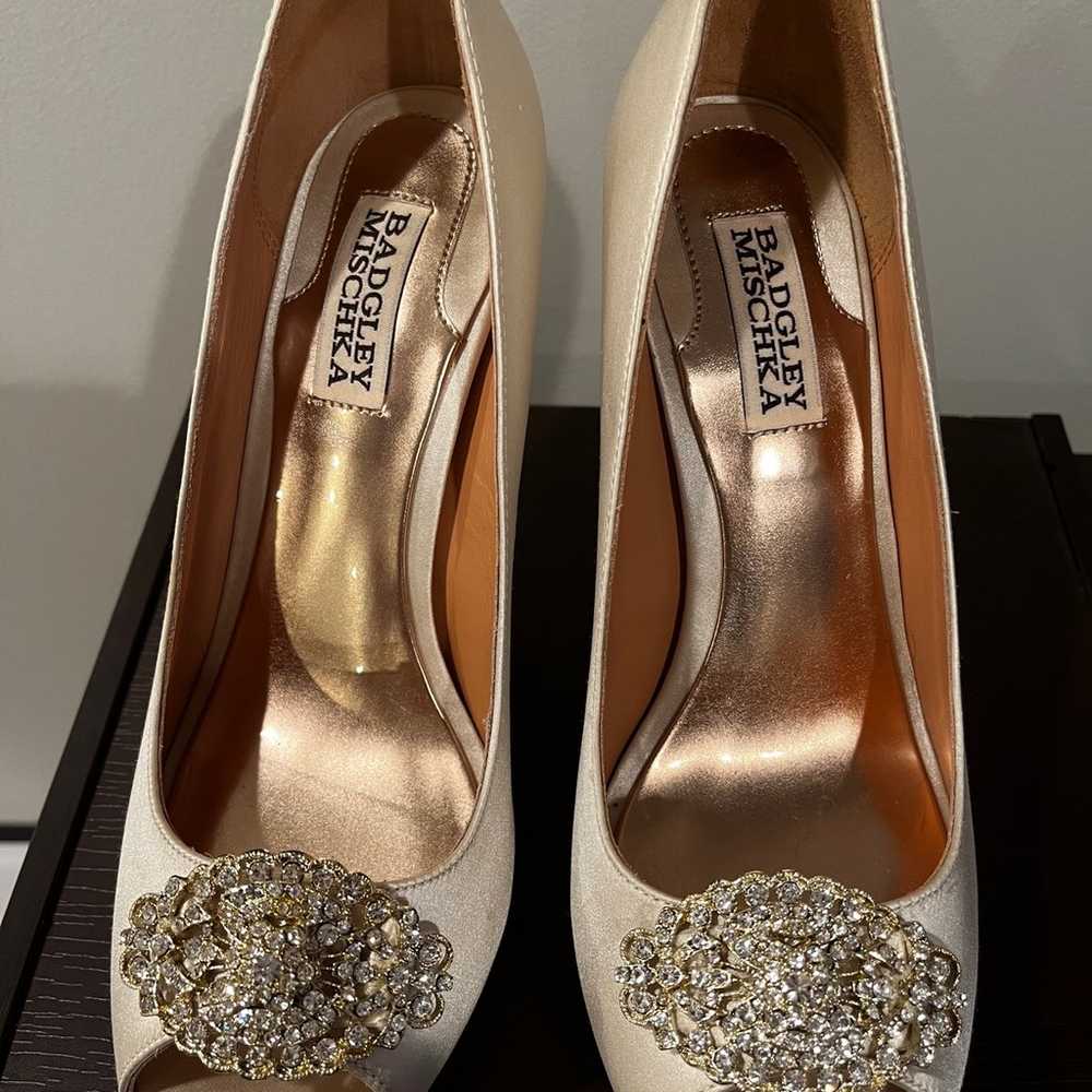 badgley mischka satin pumps - image 1