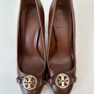 Tory Burch Calista almond brown pumps with iconic 