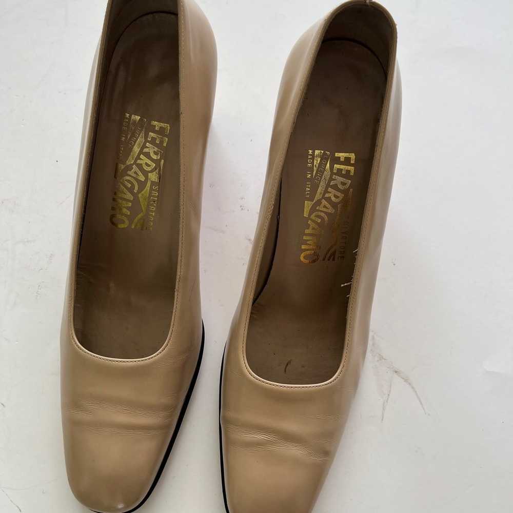 Salvatore Ferragamo Beige Leather pumps size 7 B … - image 2