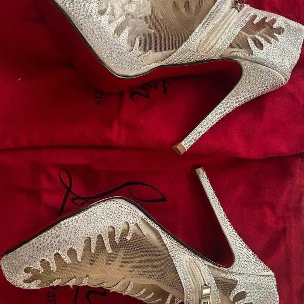 White shoes heels Sz 9 pumps wedding party - image 5