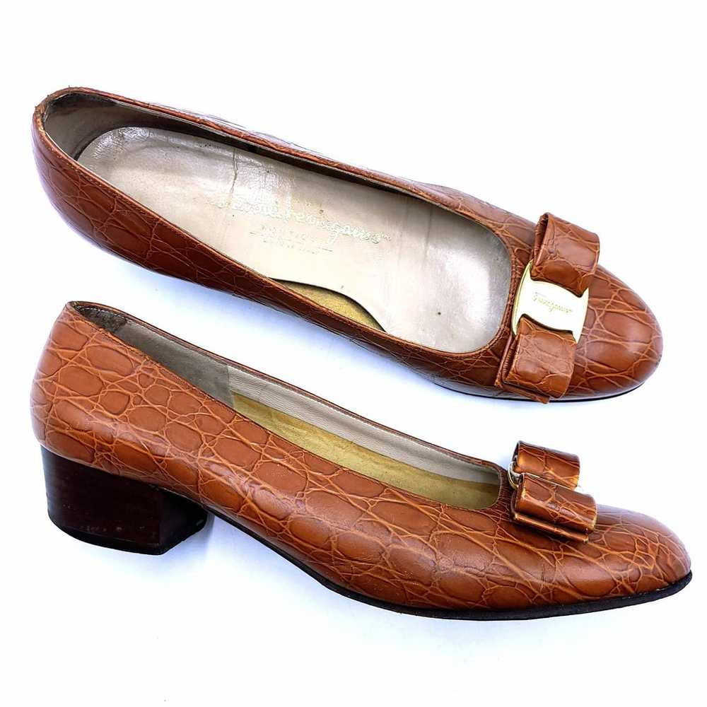 Vintage Salvatore Ferragamo Vara Bow Pump Croc Em… - image 1