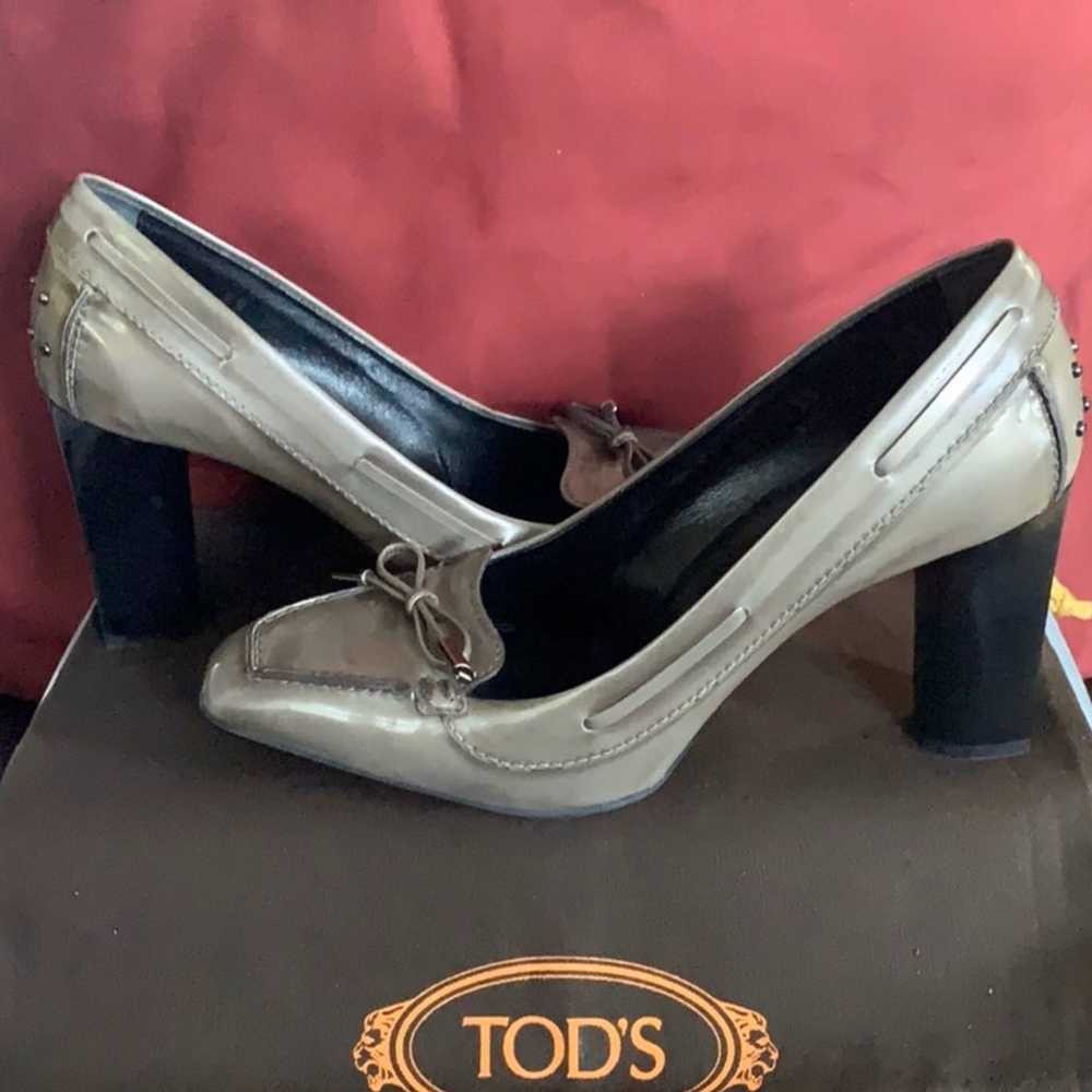 Stylish TOD’S Patent Leather Grey pumps - image 3