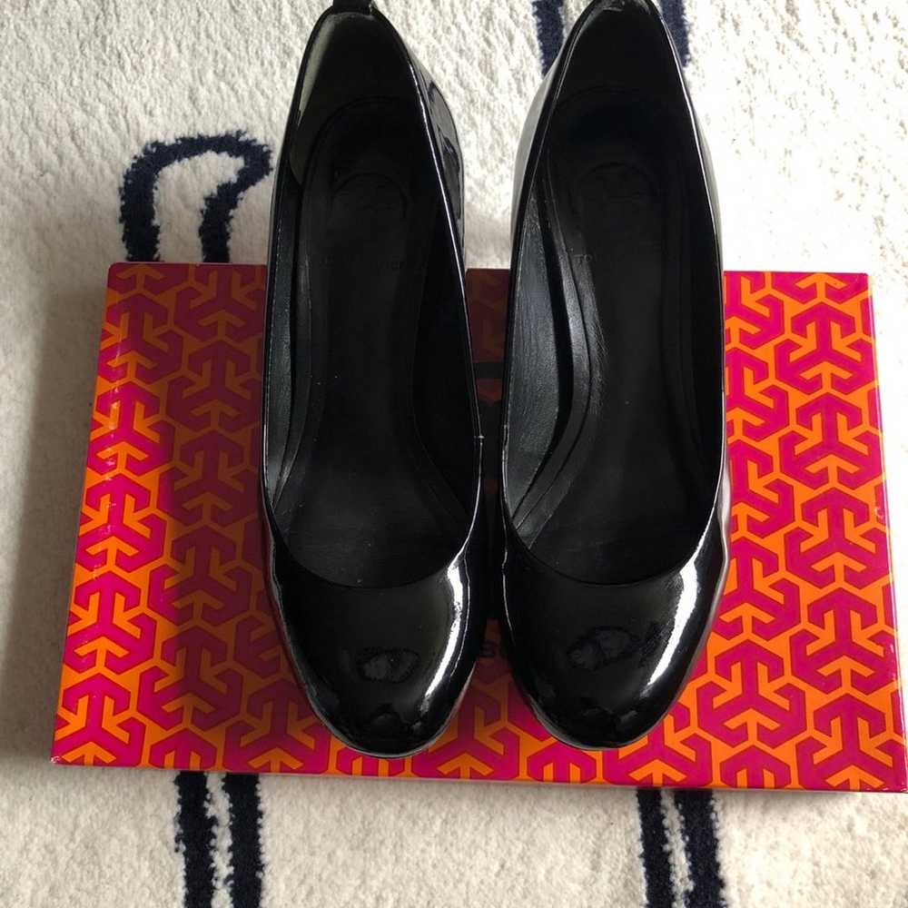 Tory Burch leah mid heel pump - image 1