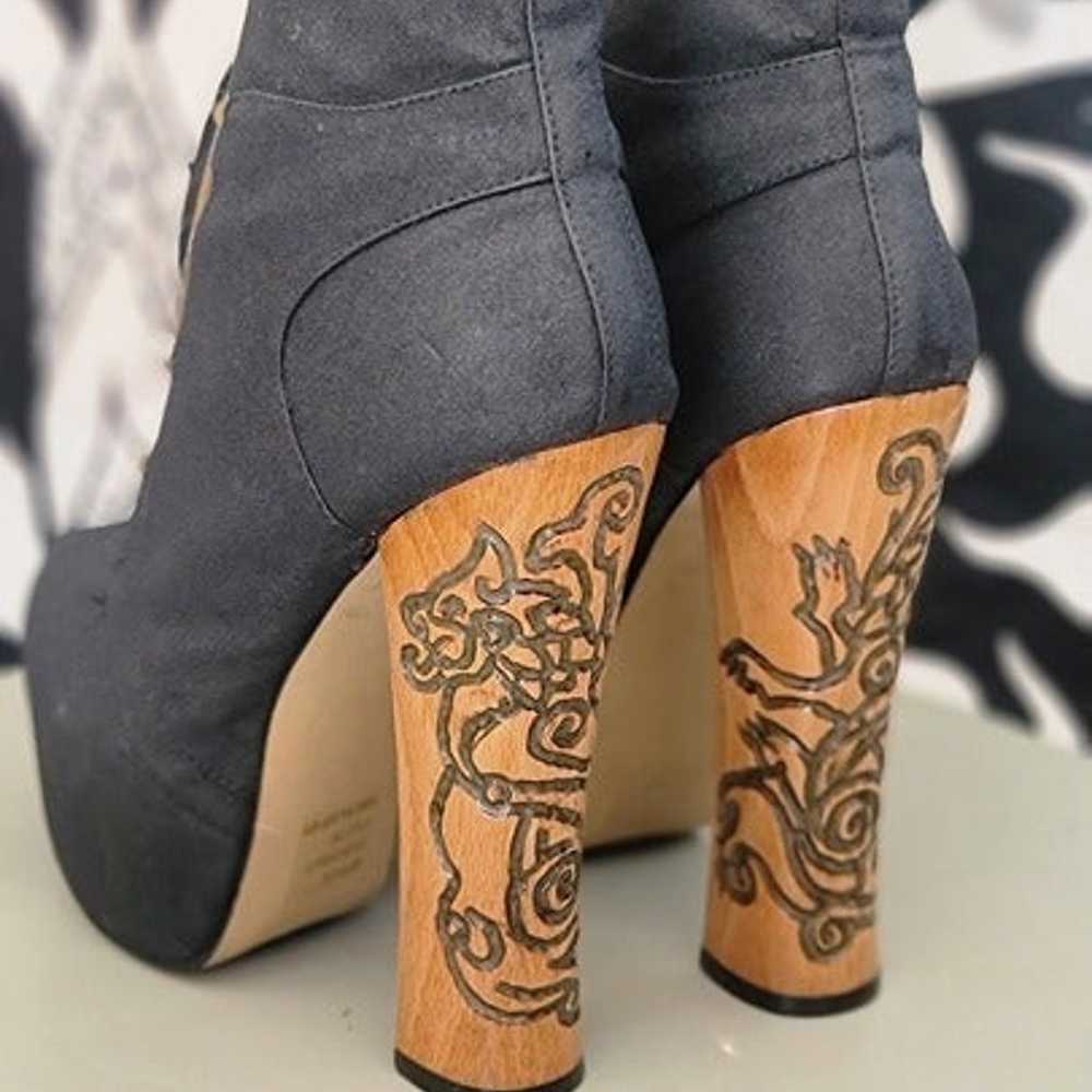 Hand Carved 1/1 Wooden Platform Heel Bootie Size 6 - image 4