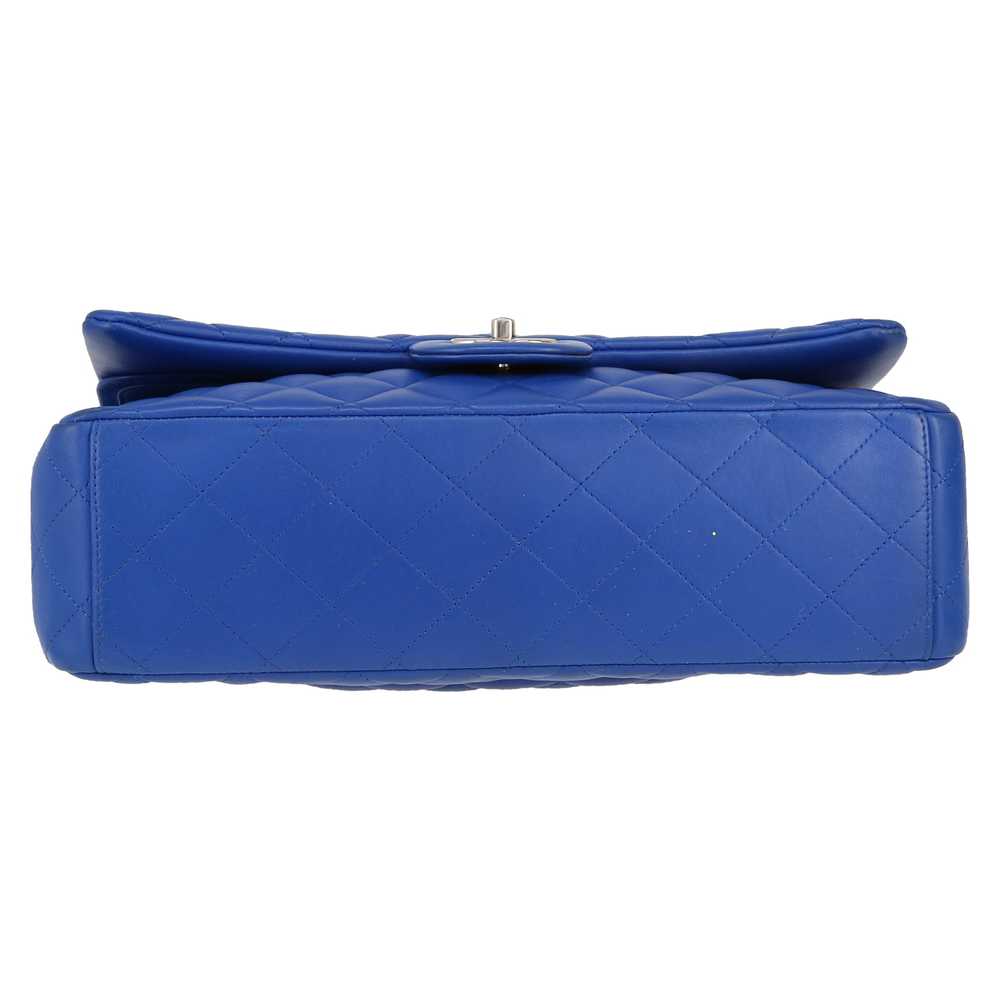 Chanel Timeless Maxi Jumbo handbag in blue quilte… - image 2