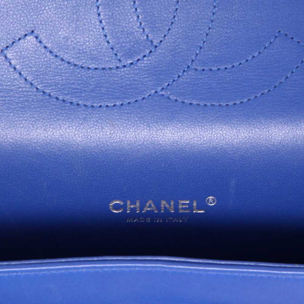 Chanel Timeless Maxi Jumbo handbag in blue quilte… - image 3