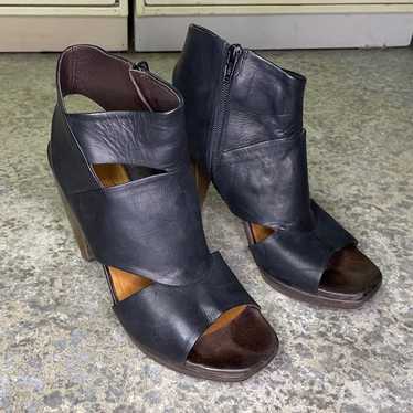 Coclico Fabiana Leather Heels in Ringo Black - image 1