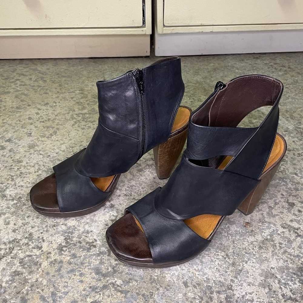Coclico Fabiana Leather Heels in Ringo Black - image 5