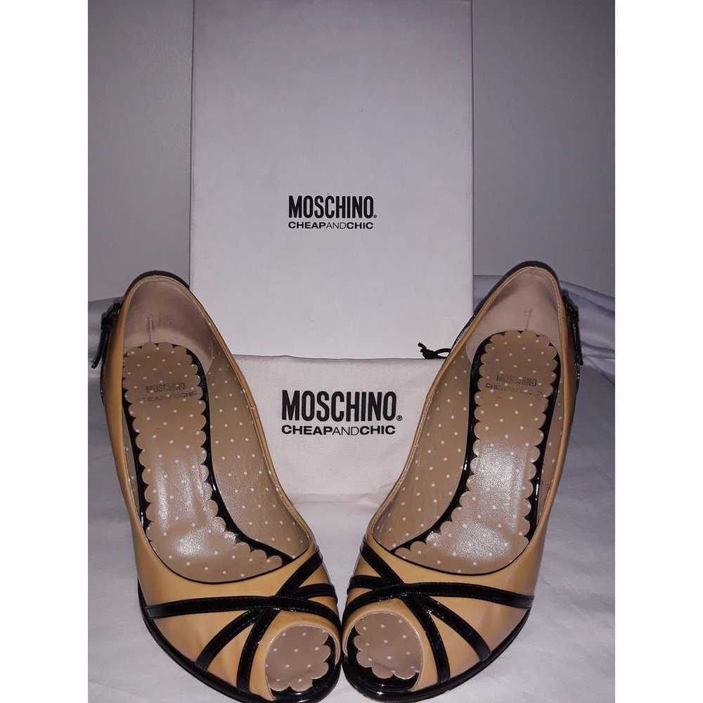 Authentic Moschino Tan & Black Patent Leather Pee… - image 2