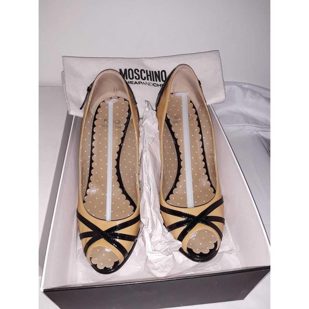 Authentic Moschino Tan & Black Patent Leather Pee… - image 5