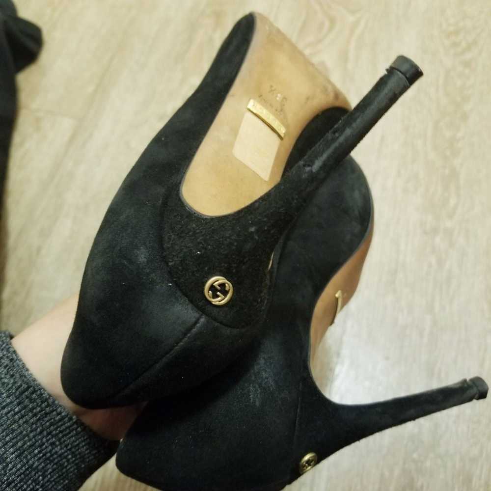 Gucci round toe suede black heels - image 11