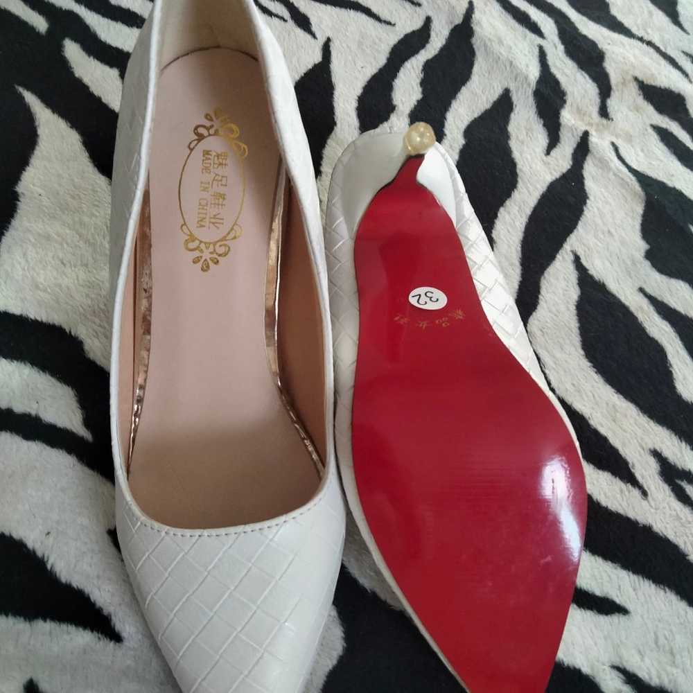 red bottom heels - image 1
