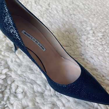 manolo blahnik navy blue pumps