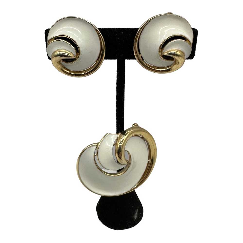 Beautiful Trifari White Enamel Swirl Brooch And Earri… Gem