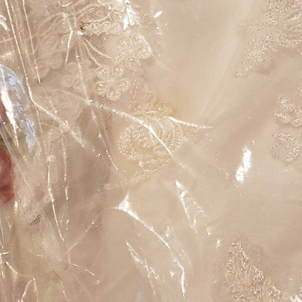 David's Bridal Jewel Wedding Dress, Veil size 14 - image 10