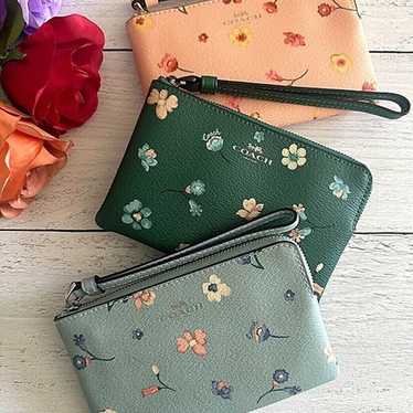 NWT! Coach hearts and flowers RARE corner zip hot wristlet