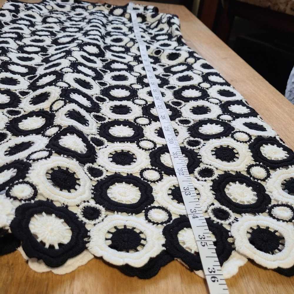 Kate Spade Crochet Circle Sheath Dress Size 4 B/W - image 11