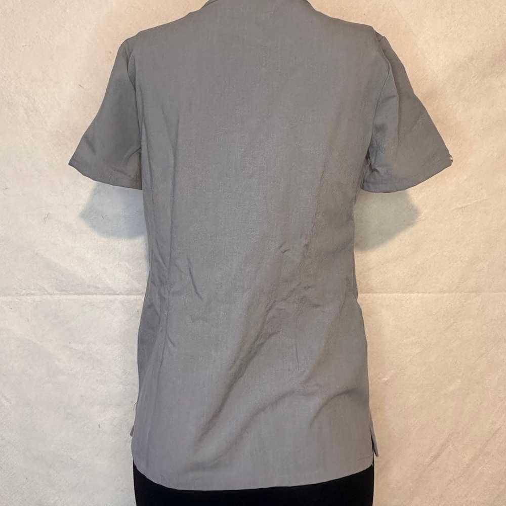 FIG Clothing Casma Three-Pocket Scrub Top in spac… - image 3