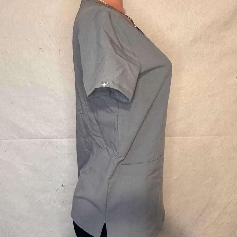 FIG Clothing Casma Three-Pocket Scrub Top in spac… - image 4